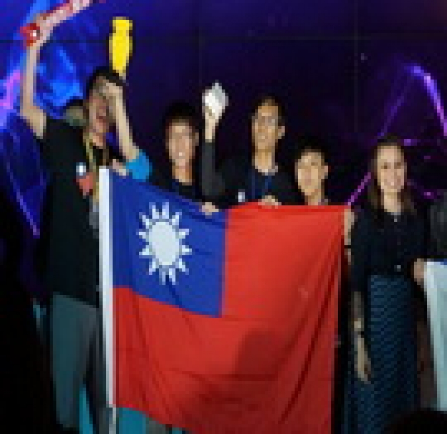 The teams from the Department of Mechanical Design Engineering won the Champion in the 2014 World Robot Olympiad (WRO)